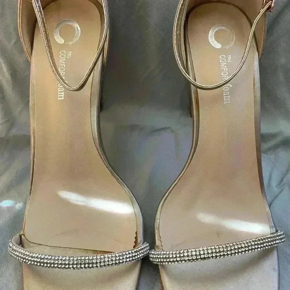 Journee Collection Zoya Sandal, size 7.5 - Picture 3 of 6